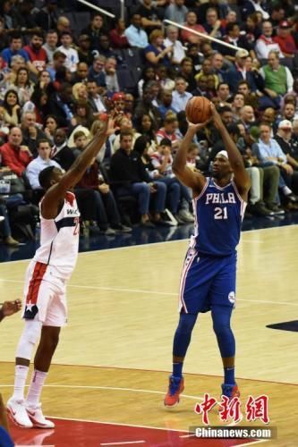 NBA约基奇补时争议三分绝杀勇士，终结对手七连胜登顶西部引热议
