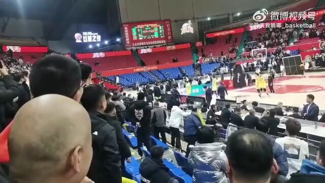  尤文球迷抗议票价，主场横幅现管理层丑闻  